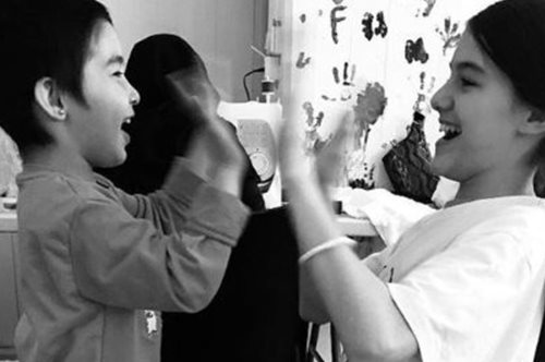 H Σούρι Κρουζ παίζει με προσφυγόπουλα στη Μόρια της Λέσβου