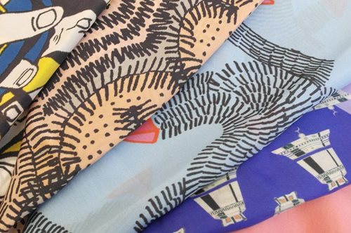 Τρεις Ελληνίδες της Καλών Τεχνών σχεδιάζουν τα μεταξωτά μαντήλια που φοριούνται σαν κοσμήματα 