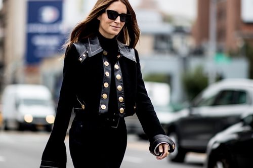 Μία 57χρονη infuencer σου λέει ποιο είναι το άνετο ρούχο που αντικαθιστά το skinny τζιν μετά τα 50