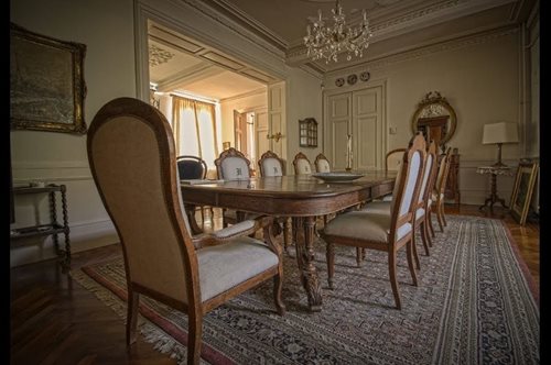 Μέσα στην εγκαταλειμμένη, επιπλωμένη έπαυλη ενός από τους πιο πλούσιους ανθρώπους της Ολλανδίας