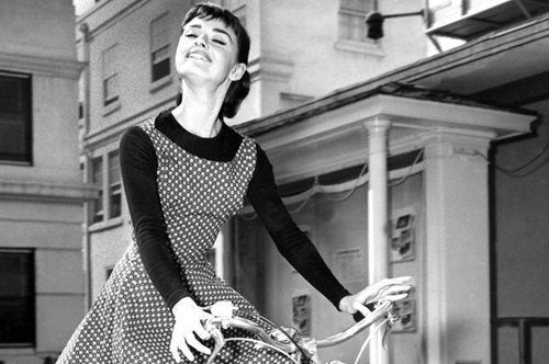 Οι μπαλαρίνες της Όντρεϊ Χέπμπορν: Τα πέντε θρυλικά αξεσουάρ των πιο κομψών γυναικών στην ιστορία