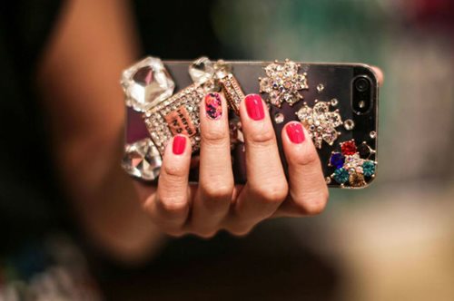 Αντίο μονότονο σκούρο: Τα ανοιξιάτικα σχέδια στα νύχια θυμίζουν πλέον μικρά έργα τέχνης