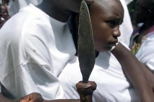 «Όσο λιγότερο δείξεις ότι πονάς τόσο δυνατή θα φανείς»: Ιστορίες κλειτοριδεκτομής από έναν άντρα