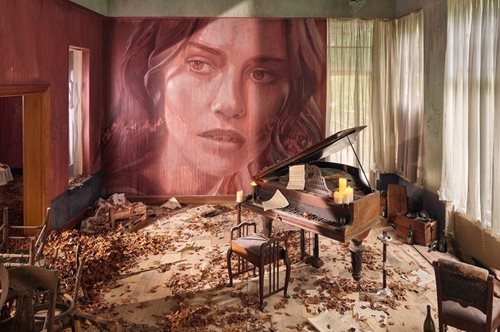 Μαγεία: Καλλιτέχνης μεταμορφώνει εγκαταλειμμένο αρχοντικό με γιγαντιαίες τοιχογραφίες