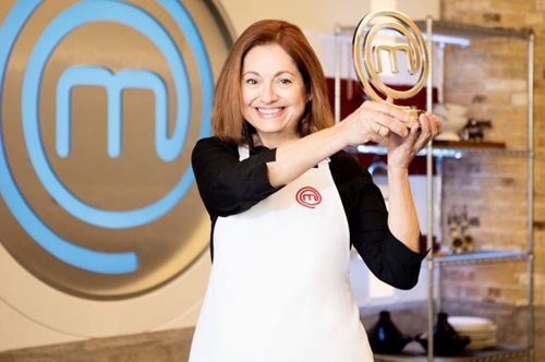 Μια 61χρονη Ελληνίδα μόλις νίκησε στο βρετανικό MasterChef: «Έχει μαγεία στα δάχτυλά της»