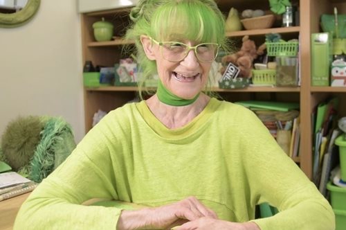 Η ιστορία της γυναίκας που έκανε τα πάντα πράσινα στη ζωή της: «Το χρώμα που μου θυμίζει τον μπαμπά»