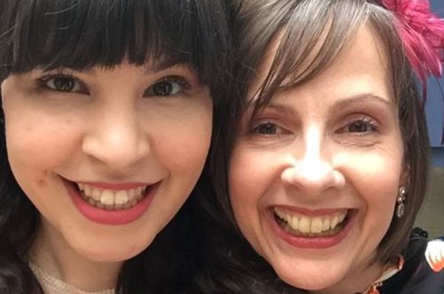 «Το προϊόν ομορφιάς που έμαθα από τη μαμά μου»: Οι beauty editors αξιοποιούν τη σοφία της εμπειρίας