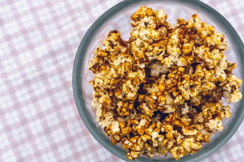Καραμελωμένο ποπκόρν με μια εξωτική πινελιά: Το αγαπημένο σνακ σε εύκολη συνταγή-έκπληξη