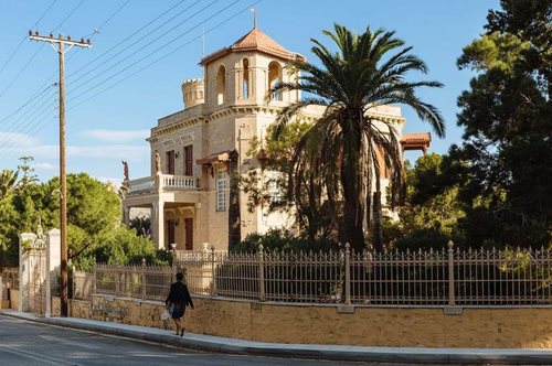 Η συνοικία με τις αναγεννησιακές επαύλεις βρίσκεται σε ένα αγαπημένο νησί πολύ κοντά στην Αθήνα 