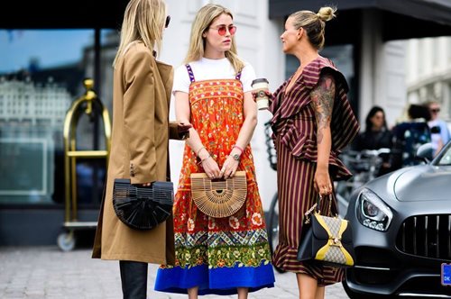 Το δύσκολο χρώμα που κάνει πολυτελή κάθε εμφάνιση. Έτσι το φορούν οι fashion bloggers