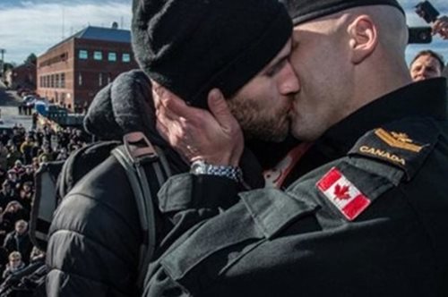 Το πρώτο gay φιλί στο πολεμικό ναυτικό
