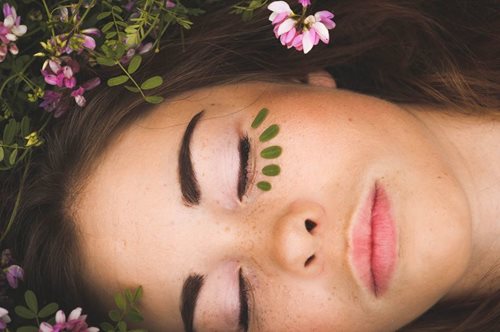 Το μέλλον των καλλυντικών. Ένα νέο βιολογικό προϊόν ομορφιάς αλλάζει την πρωινή ρουτίνα μας