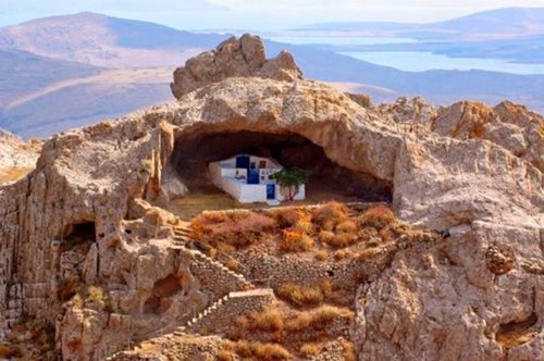 Το πιο ινσταγκραμικό εκκλησάκι βρίσκεται στη Λήμνο και δεν έχει τοίχους και οροφή 