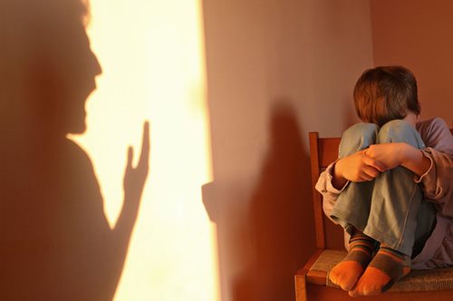 Αυτά τα σημάδια δείχνουν ότι μεγάλωσες με έναν τοξικό γονιό