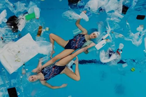 Aθλήτριες της συγχρονισμένης κολύμβησης κάνουν βουτιές ανάμεσα σε σκουπίδια και πλαστικά