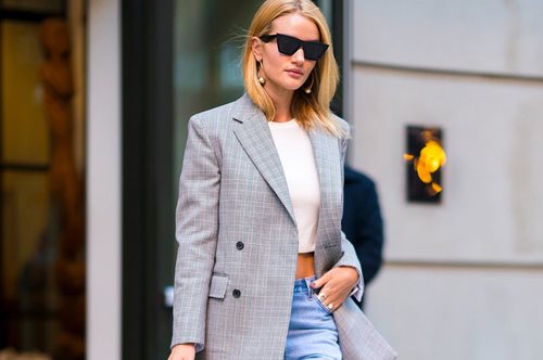 Ξέχνα ό,τι ξέρεις: Αυτό το στυλ τζιν παντελονιού έρχεται να φέρει τα πάνω κάτω φέτος το καλοκαίρι 