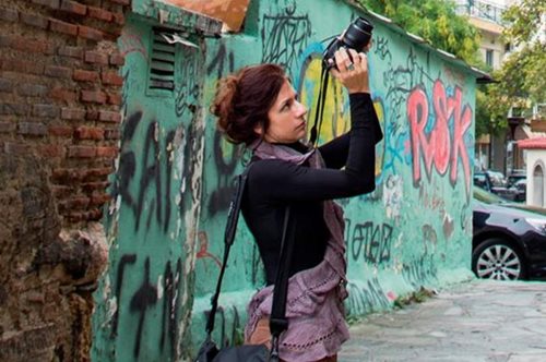 «Κίτρινα φώτα, παστουρμάς, ραπ στα ρώσικα»: Η Αναστασία Δεληγιάννη για τις Συκιές στη Θεσσαλονίκη