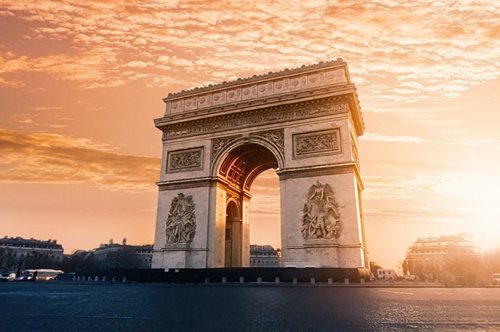 Η Αψίδα του Θριάμβου εξαφανίζεται από το Παρίσι. Ένας σημαντικός καλλιτέχνης θα κάνει τα μαγικά του