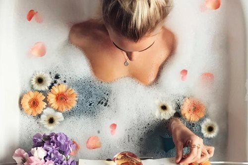 Θα γεμίσεις χαρά: Οι 12 συνήθειες που κάνεις καλύτερα το βράδυ, αντί για το πρωί