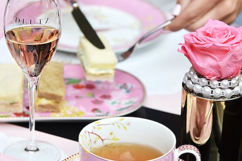 Aφράτες κρέμες, μπισκότα, τρούφες, χρωματιστές μαρέγκες: Ένα αθηναϊκό afternoon tea σκέτη γλύκα 