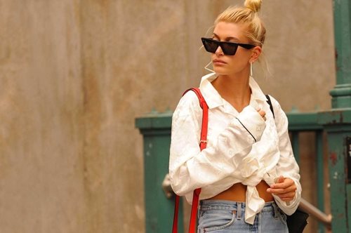 Αυτό αρκεί για να ξεπουλήσει: Η Χέιλι Μπόλντουιν φόρεσε ένα εντυπωσιακό κομμάτι 40€ από τα Zara