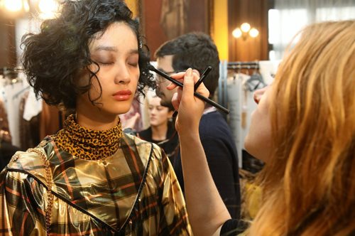 Το ένα foundation που θα κάνει τους πάντες να νομίζουν ότι έχεις το τέλειο δέρμα