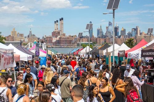 Η υπαίθρια, ηλιόλουστη αγορά φαγητού του Smorgasburg στο Μπρούκλιν και η μοντέρνα, αταξική κουζίνα 