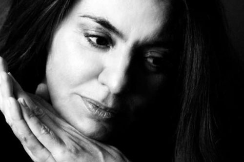 Ο κόσμος του μετρό: «Αφήνονται στο ρυθμό του βαγονιού. Στριμώχνονται. Θαυμάζουν ένα πρόσωπο μπλε»