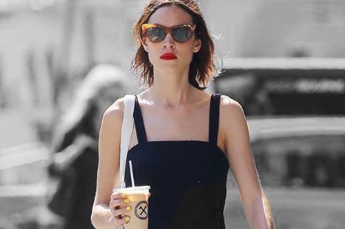 Η Αλέξα Τσανγκ φόρεσε τα κομψά αθλητικά που θα πετάξουν μακριά τα άσχημα sneakers