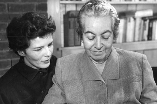 «Την ίδια στροφή θα τραγουδάμε»: Η Χιλιανή ποιήτρια, Γκαμπριέλα Μιστράλ, ύμνησε την αδελφοσύνη 