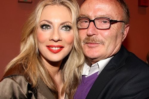 Σα δυο σταγόνες νερό η Σμαράγδα Καρύδη με τη μητέρα της στην ανάρτηση του Ντίνου Καρύδη