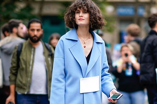 Τα παπούτσια που θα είναι η μεγαλύτερη τάση το καλοκαίρι είναι ό,τι πιο επικίνδυνο για τα πόδια μας