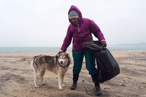 Η 70χρονη που καθάρισε ολομόναχη 52 παραλίες και κατάργησε τη χρήση πλαστικών σε 600 επιχειρήσεις