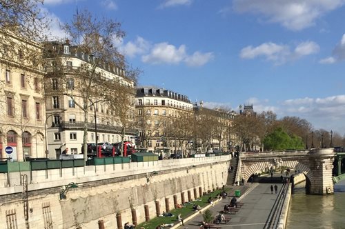 Στα βουλεβάρτα του Παρισιού με το κινητό που ξαναγράφει τους κανόνες των εμπειριών 