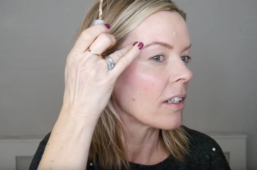 Αντίο θαμπάδα: Το φωτεινό μακιγιάζ για μια γυναίκα που βρίσκεται σε εμμηνόπαυση