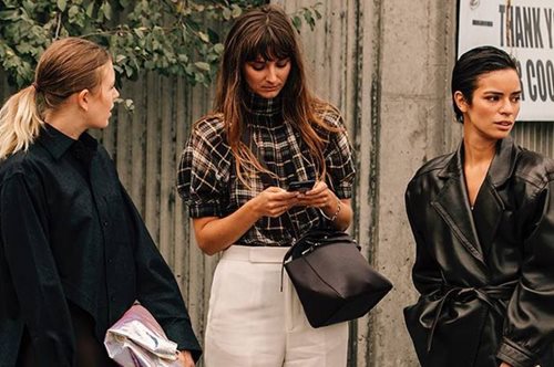 Το λάθος με την μπλούζα που κάνουμε όλες. Οι στιλίστριες προειδοποιούν ότι μας προσθέτει κιλά