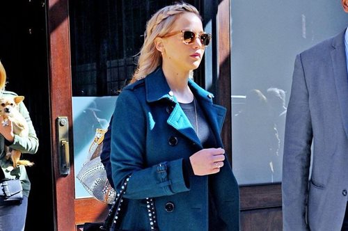 Κάνεις μαραθώνιο με αυτά. Η Τζένιφερ Λόρενς φόρεσε τα πιο άνετα ψηλοτάκουνα παπούτσια στον κόσμο