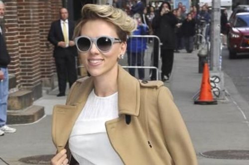 Το αποδομημένο κοστούμι της Scarlett Johanson μας δίνει ιδέες για το καλοκαίρι