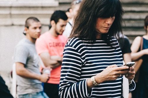 Αυτά τα παπούτσια είναι τόσο -μα τόσο- λάθος να τα συνδυάσεις με τζιν παντελόνι 