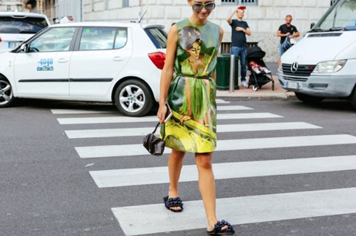 Αυτά τα sneakers που φοράμε από την εφηβεία δε θα βγουν ποτέ εκτός μόδας. Υπάρχουν σχεδόν 100 χρόνια