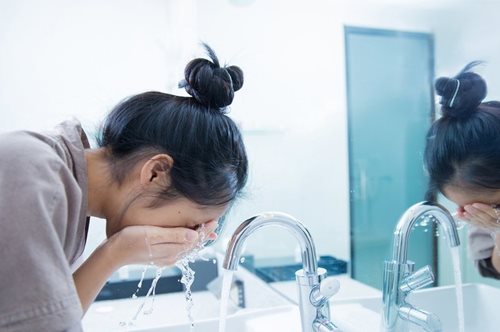 Γυναίκα με ιδιοψυχαναγκαστική διαταραχή πλένει το πρόσωπο της για 3 ώρες κάθε βράδυ