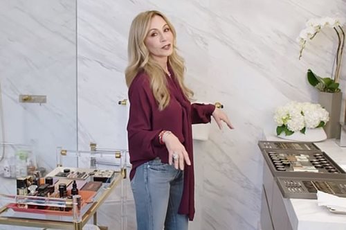 Σαμπάνια, χαβιάρι, τα πιο ακριβά καλλυντικά του κόσμου. Πώς είναι το μπάνιο μίας δισεκατομμυριούχου