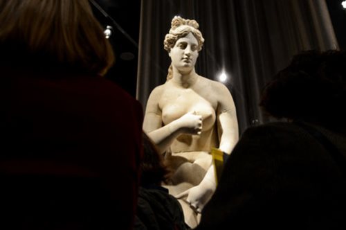 Αυτό το άγαλμα της Αφροδίτης το βλέπουμε για πρώτη φορά και είναι από τη συλλογή του Ιόλα 