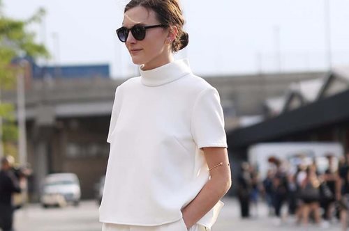 Αυτή η λεπτομέρεια στα μπατζάκια του λευκού τζιν είναι που θα αλλάξει τη φιγούρα σου εντελώς φέτος 