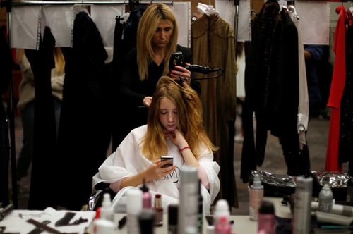 Καταργεί το πιστολάκι. Όλες οι γυναίκες με σγουρά μαλλιά αγοράζουν τώρα αυτό το σαμπουάν