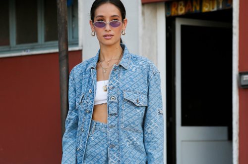 Παραγκωνίζουν τα sneakers. Τα παπούτσια που θα φορέσουμε αυτό το καλοκαίρι με τζιν σορτσάκια