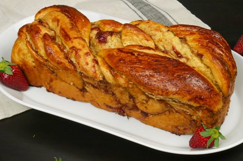 Αφράτο τσουρέκι χωρίς βούτυρο: Η απόλυτη λιχουδιά της εποχής στην πιο ελαφριά εκδοχή της