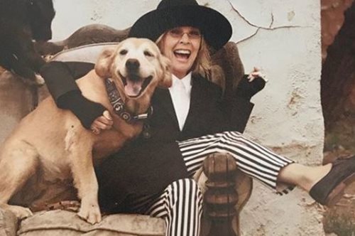 «Κάθε φορά που το φοράω όλοι ενθουσιάζονται». H Diane Keaton διώχνει το skinny τζιν μακριά 