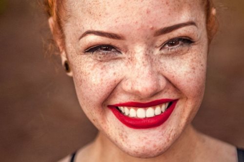 «Πώς έδιωξα τις ρυτίδες του γέλιου γύρω από το στόμα με μασάζ στο σπίτι»: Νίκησε τη βαρύτητα