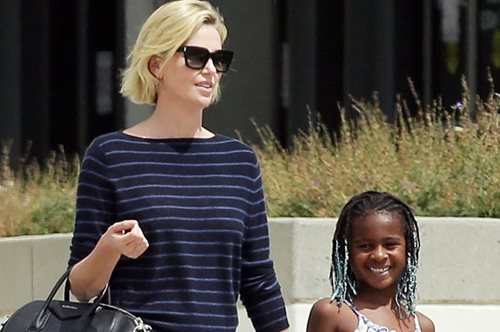 Για την Σαρλίζ Θερόν η μητρότητα είναι ένα συνεχές ταξίδι μάθησης